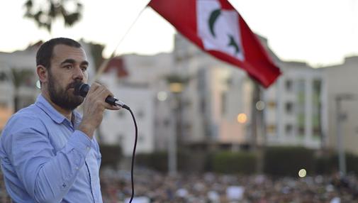 El líder de las protestas rifeñas conocidas como "Hirak al Shaabi" (Movimiento Popular), Naser Zafzafi, durante una arenga ante decenas de miles de personas al final de una marcha multitudinaria celebrada el pasado jueves en Alhucemas