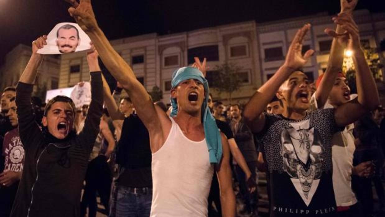 Los manifestantes se enfrentan a la policía durante una manifestación contra la corrupción, la represión y el desempleo en la ciudad norteña de Al Hoceima, el 30 de mayo de 2017