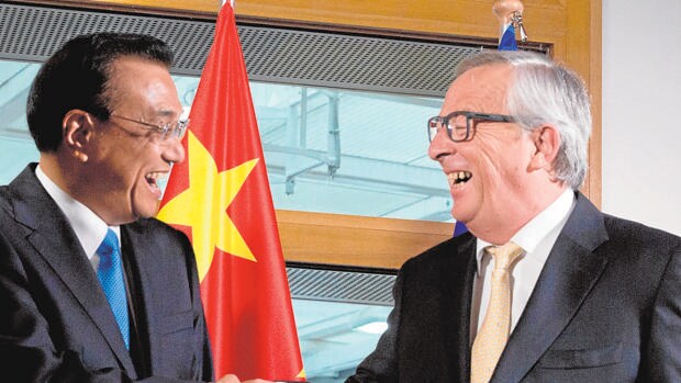 El primer ministro Li Keqiang saluda a Jean-Claude Juncker, en Bruselas