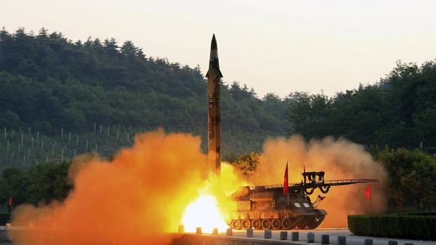 Fotografía facilitada el 30 de mayo por la agencia estatal norcoreana que muestra el lanzamientode un misil