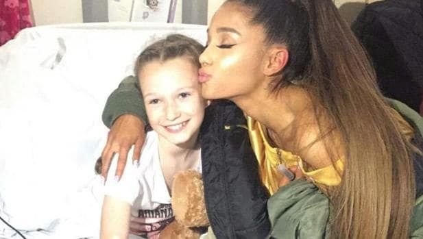 Ariana Grande visita a las víctimas del atentado