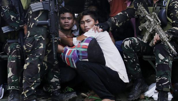 Filipinos atrapados entre los enfrentamientos entre los militantes islamistas y las Fuerzas del Gobierno