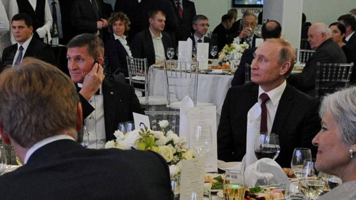 El presidente ruso Vladimir Putin (R) se sienta junto al teniente general retirado Michael Flynn (L), al asistir a una exposición que conmemora el décimo aniversario del canal de noticias de televisión RT (Russia Today) en Moscú, Rusia, en una foto de archivo