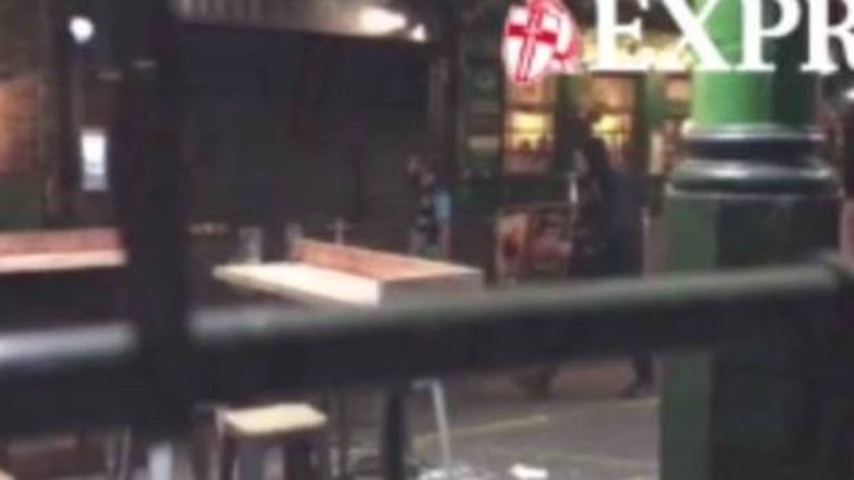 Un vídeo muestra a dos de los terroristas de Londres caminando tranquilamente por la ciudad