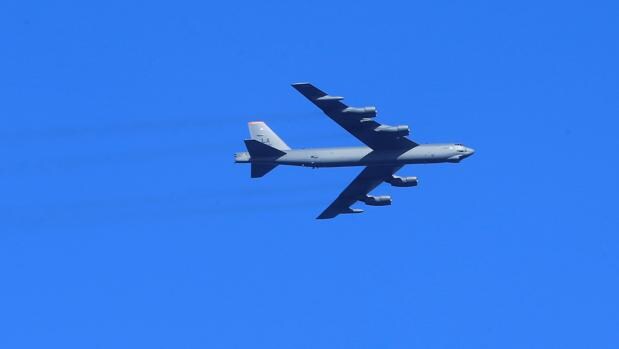 El bombardero B-52 de la Fuerza Aérea de los Estados Unidos vuela durante el ejercicio anual de la OTAN, multinacional y marítima
