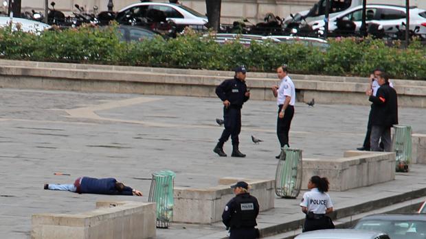 Agentes de la policía francesa esperan a los servicios de emergencias tras neutralizar al agresor,