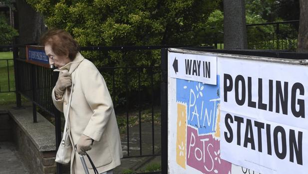 Una mujer a la salida de un colegio electoral en Londres