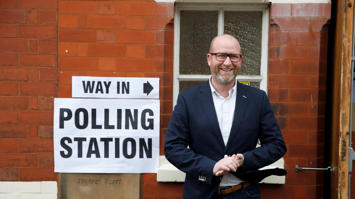 Paul Nuttall ayer tras depositar su voto