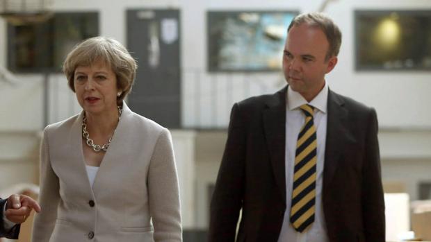La primer ministra británica, Theresa May, acompañada de su nuevo jefe de gabinete, Gavin Barwell