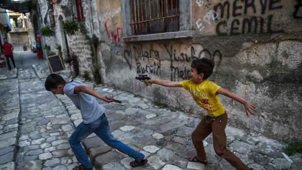 Dos niños juegan con pistolas de plástico en la ciudad turca de Antioquía