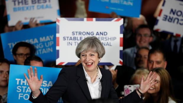 Theresa May saluda durante la pasada campaña electoral en Reino Unido