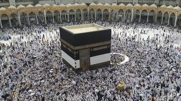 Miles de fieles rezan en la mezquita Masjid al-Haram en la ciudad de La Meca