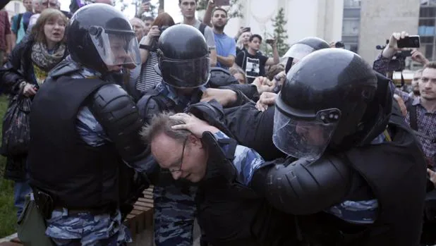 Un manifestante, detenido en la marcha convocada en Moscú