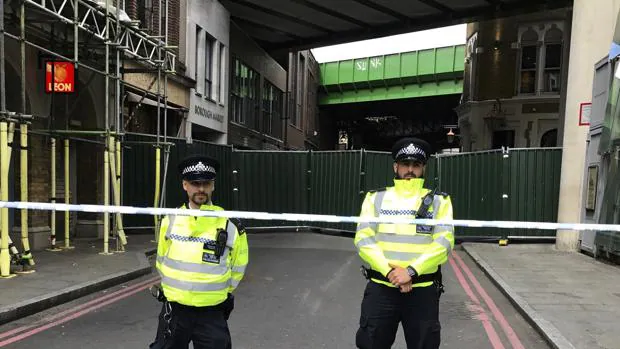 Agentes de policía británicos permanecen en guardia ante el Borough Market de Londres, Reino Unido