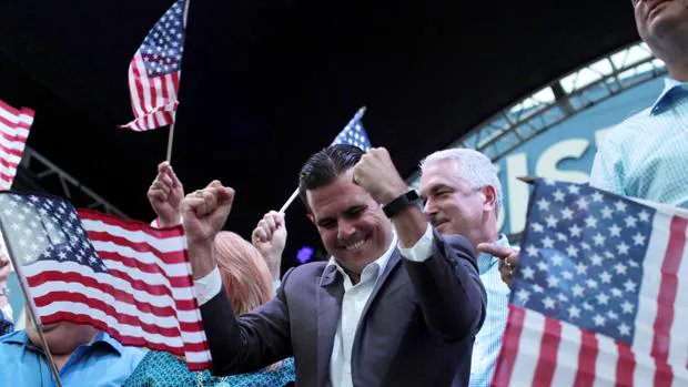 El gobernador de Puerto Rico, Ricardo Rosselló, celebra la victoria del refeéndum no vinculante