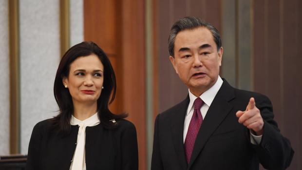 La ministra de Relaciones Exteriores de Panamá, Isabel de Saint Malo, participa con el canciller chino, Wang Yi, en una rueda de prensa conjunta