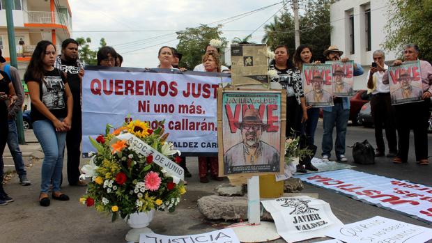 Un grupo de periodistas se manifiestan en Sinaloa pidiendo justicia por el asesinato de Javier Valdez