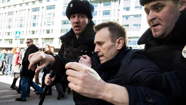 El líder de la oposición rusa Alexei Navalny, detenido por agentes de la policía rusa
