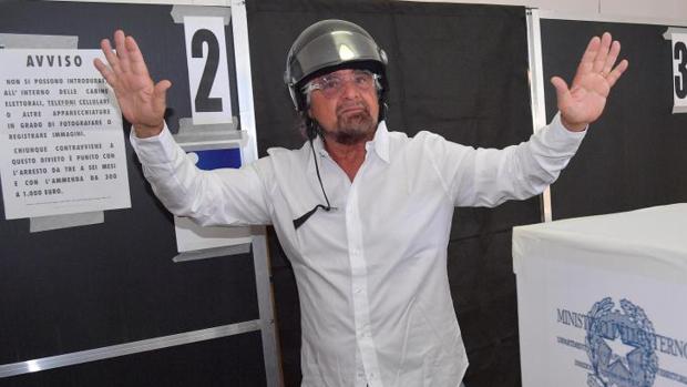 El populista italiano Beppe Grillo votó en Génova en las elecciones municipales