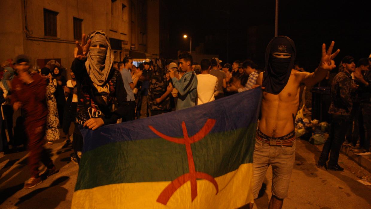 Dos jóvenes sostienen el pasado viernes una bandera amazig en una de las protestas en Alhucemas