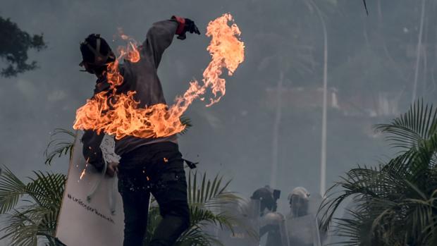 Disuelven con disparos una nueva marcha opositora en Caracas en el día 80 de protestas