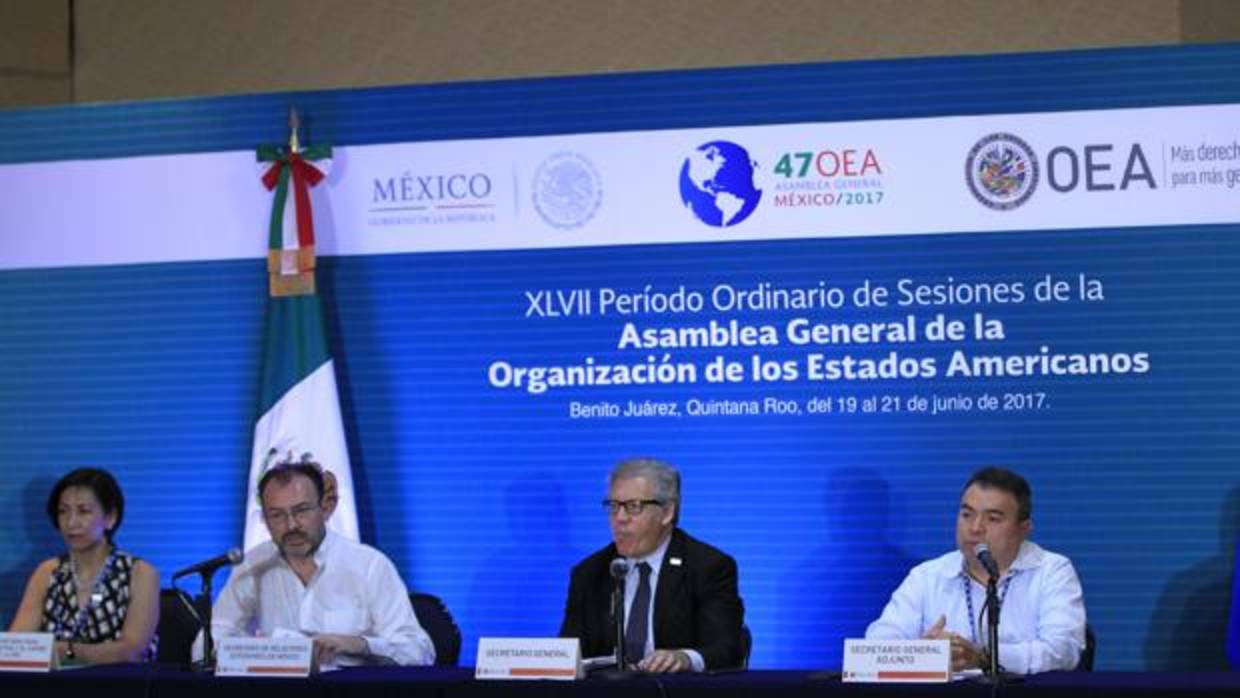 La subsecretaria para América Latina y el Caribe, Socorro Flores (izda.); el secretario de Relaciones Exteriores de México, Luis Videgaray; el secretario general de la OEA, Luis Almagro, y el secretario general adjunto de la OEA, embajador Nestor Méndez, participan ayer en una rueda de prensa