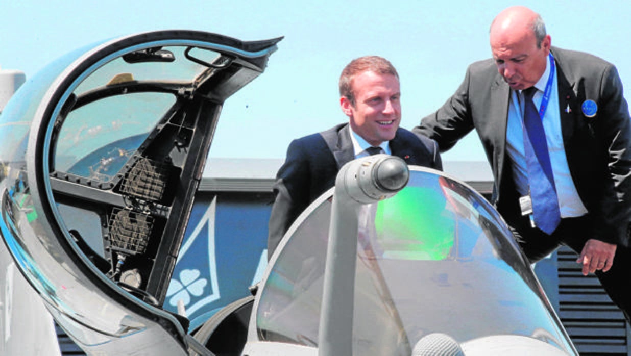 Emmanuel Macron se baja ayer de un avión Rafale en el Salón Aeronáutico de Le Bourget