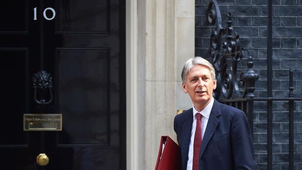 El ministro de Economía británico, Philip Hammond, llega a una reunión del gobierno en Downing Street