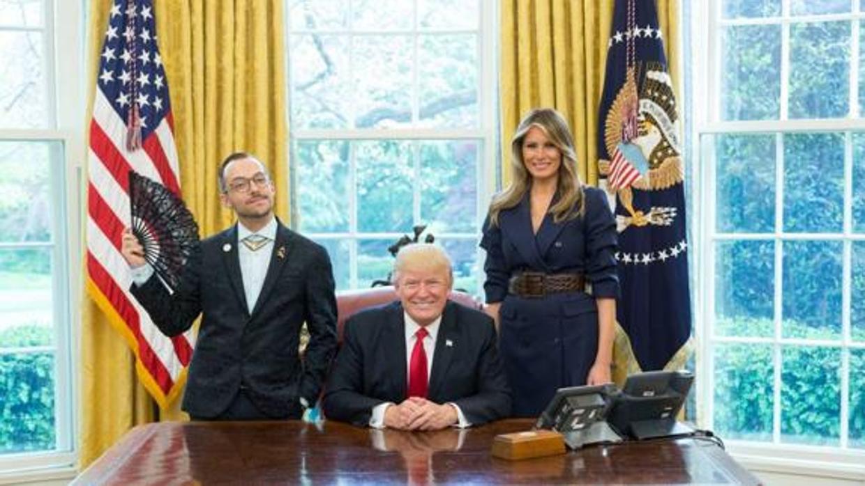 La fotografía viral del profesor gay con el matrimonio Trump