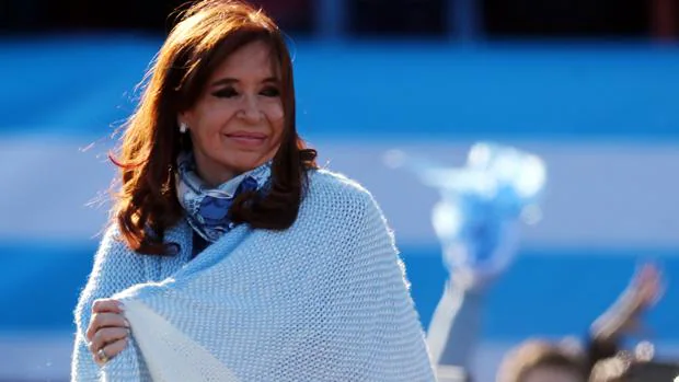 La expresidenta argentina envuelta con los colores de la bandera nacional