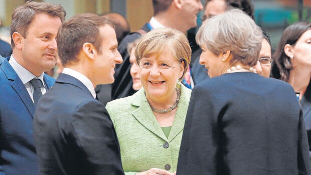 Macron (izda.), Merkel y May, durante la cumbre de jefes de Estado de la UE