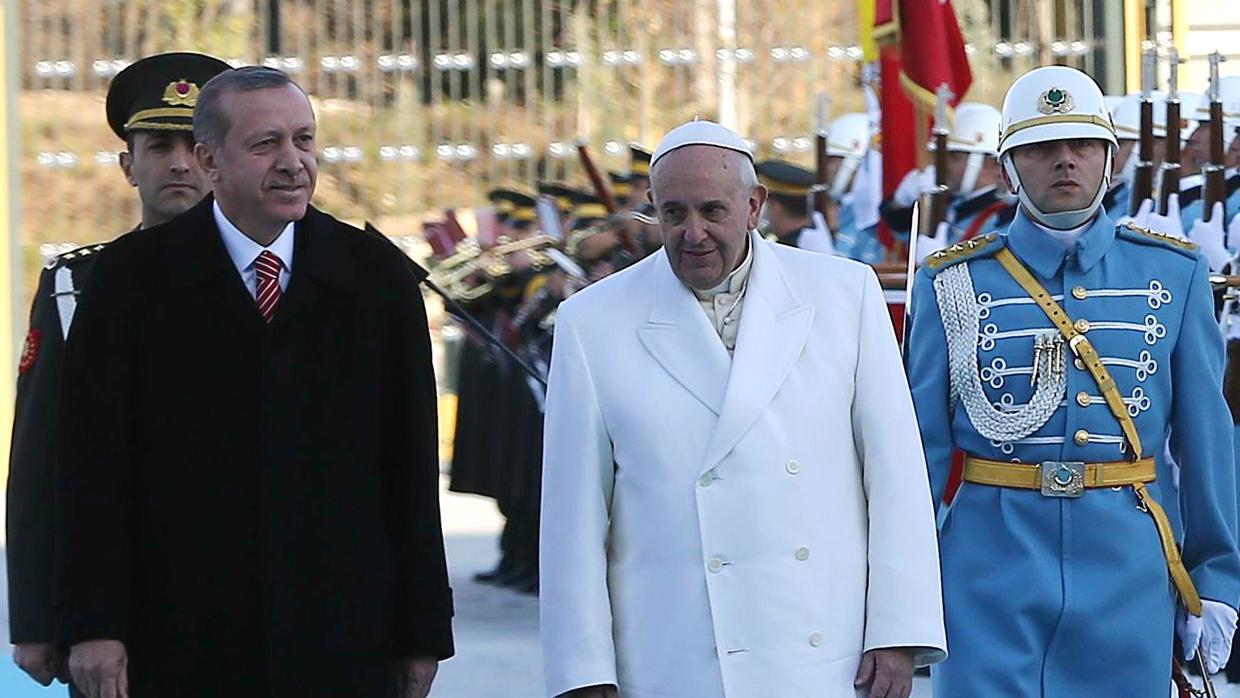 Erdogan junto al Papa Francisco durante su visita a Turquía en 2014