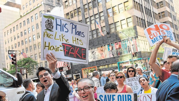 Manifestantes protestan en Nueva York contra la reforma de Trump