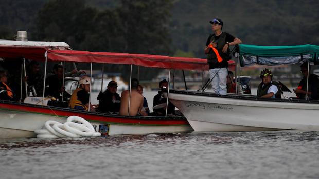 Equipos de rescate buscan supervivientes del naufragio en Colombia
