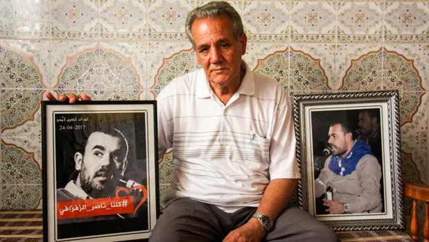 Ahmed Zafzafi posa para ABC en su domicilio de Alhucemas con fotos de su hijo Nasser