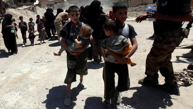 Los civiles escapan de Mosul con la cobertura de helicópteros