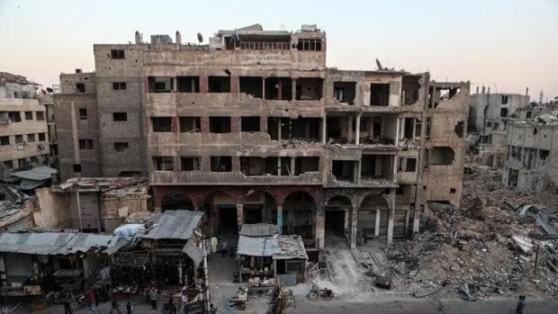 Puestos comerciales en una ciudad bombardeada de Siria