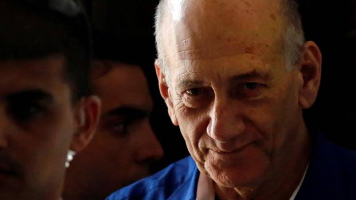 Olmert, a la salida del Tribunal de Justicia, en Tel Aviv, en 2014