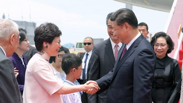 El presidente chino, Xi Jinping, saluda a la jefa electa del Ejecutivo de Hong Kong, Carrie Lam,