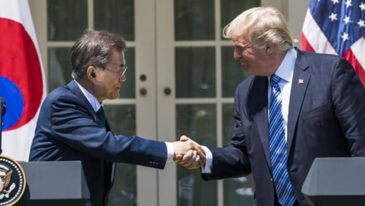 El presidente estadounidense, Donald Trump, estrecha la mano de su homólogo de Corea del Sur, Moon Jae-in