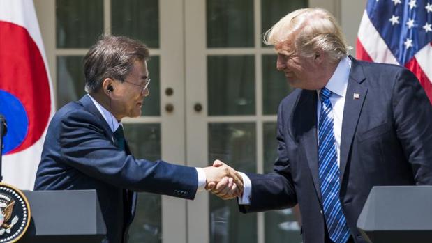 El presidente estadounidense, Donald Trump, estrecha la mano de su homólogo de Corea del Sur, Moon Jae-in