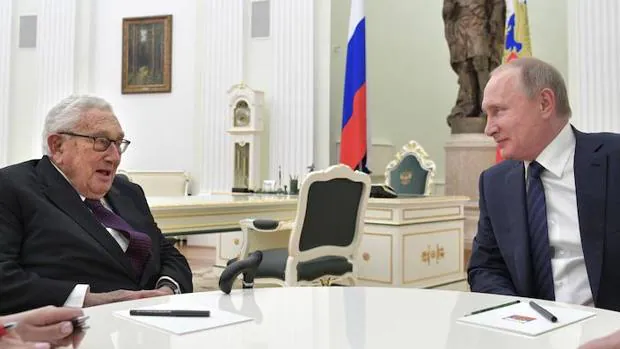 El ex secretario de Estado de Estados Unidos, Henry Kissinger, junto al presidente de Rusia, Vladímir Putin
