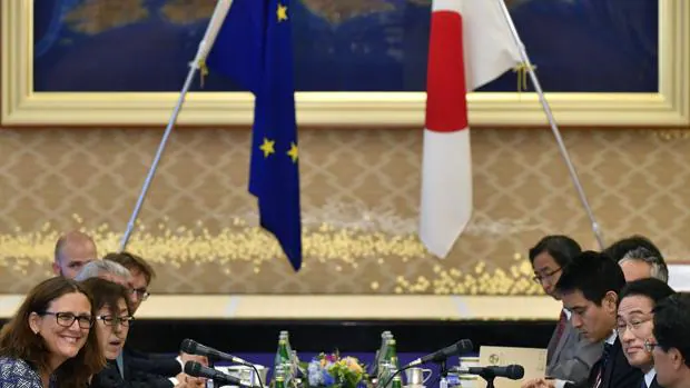 Un momento de la reunión entre la UE y el gobierno japonés