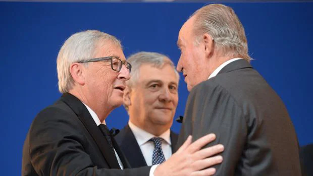 Don Juan Carlos junto al presidente de la Comisión Europea (izda) y el presidente del Parlamento Europeo (centro), este sábado en Estrasburgo