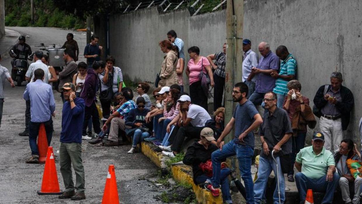 Familiares de opositores detenidos esperaban este viernes a las afueras de la sede del Sebin (policía política) en Caracas