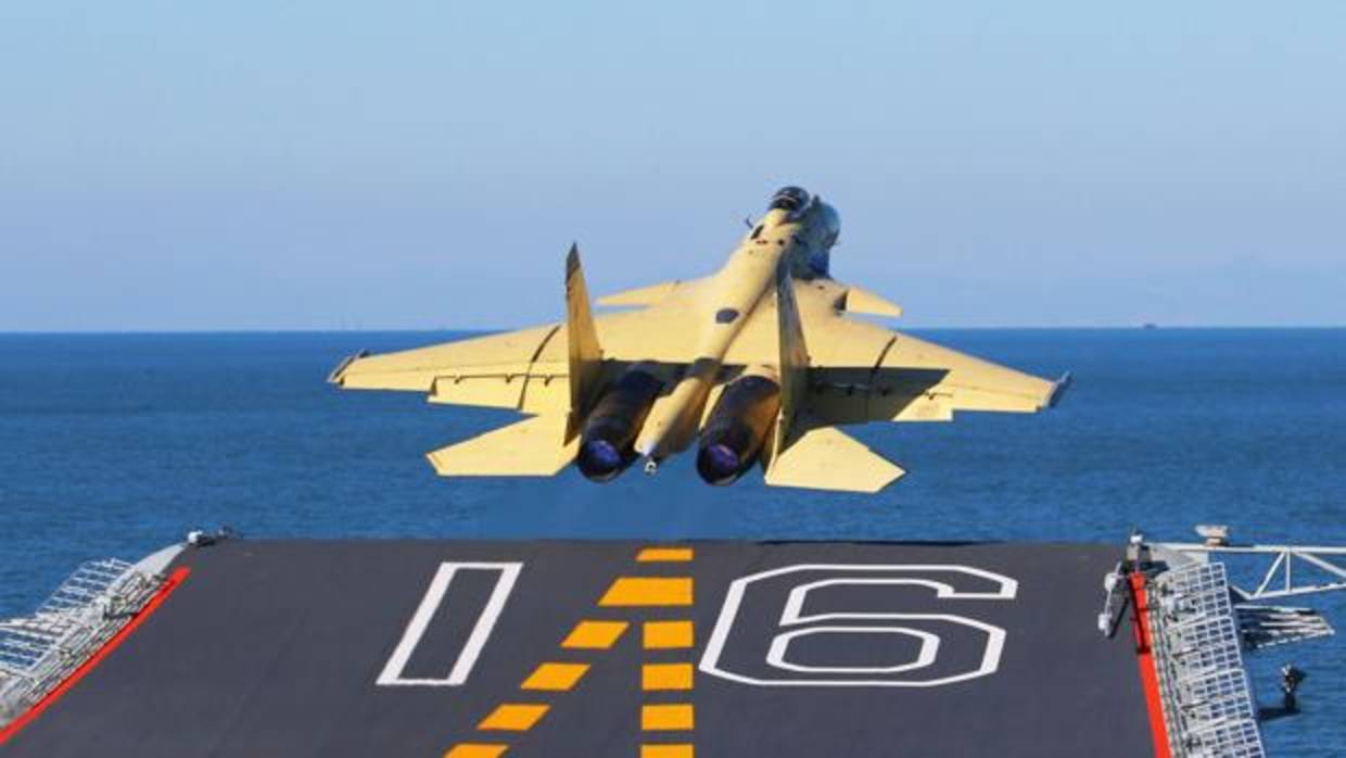  Un caza J-15 chino despega desde el portaaviones «Lianing»