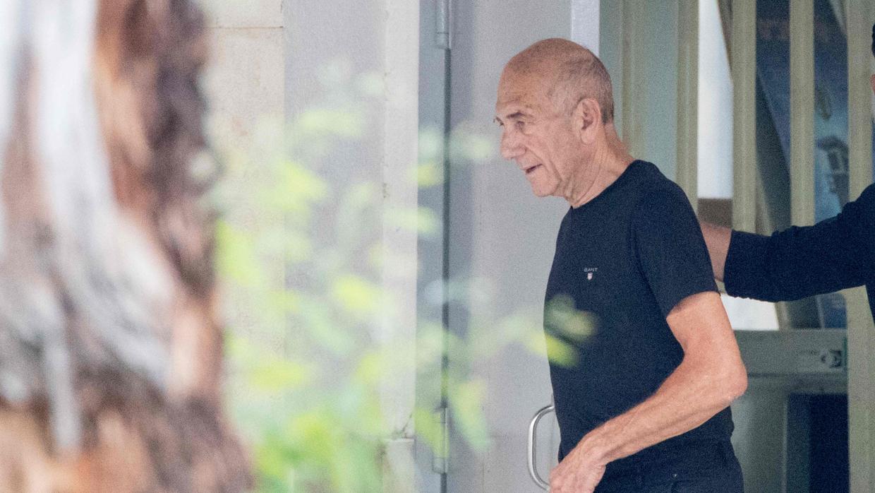 El exprimer ministro de Israel Ehud Olmert ha cumplido 16 meses de los 27 meses a los que había sido condenado
