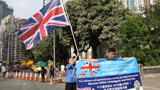Alice Lai, hongkonesa con una ciudadanía británica especial, ondea una "Union Jack" en la manifestación por la democracia en el vigésimo aniversario de la devolución a China