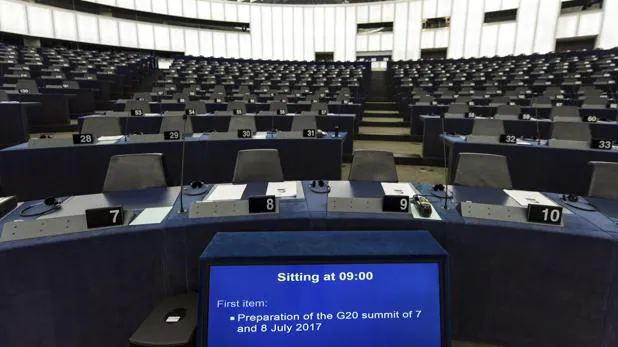 Vista de la Cámara vacía antes del inicio del debate en el Parlamento Europeo