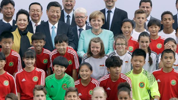 Merkel y Xi posan en Berlín con jóvenes deportistas